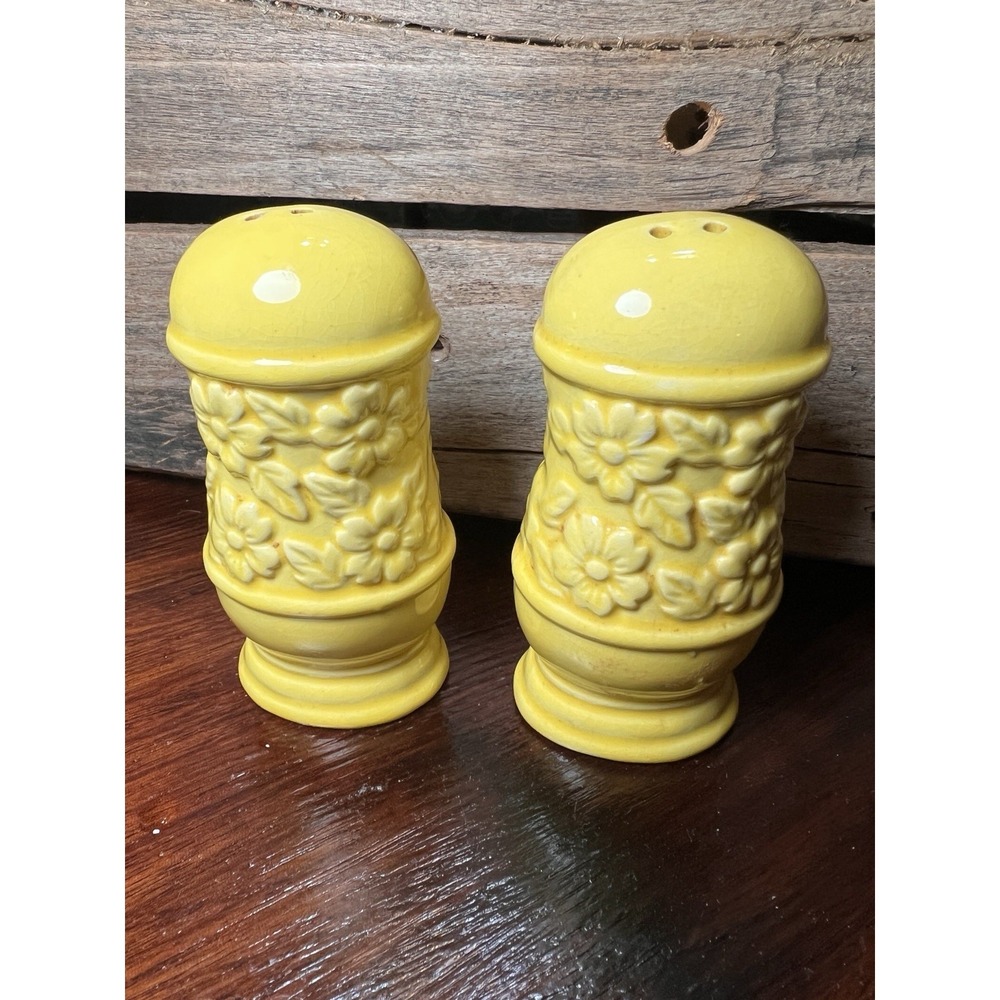 Vintage‎ Yellow Daisy Floral Embossed 4" Salt & Pepper Shakers Japan